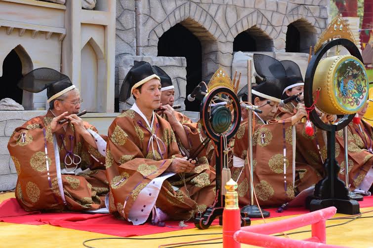 Japanese folk artistes play a medley 