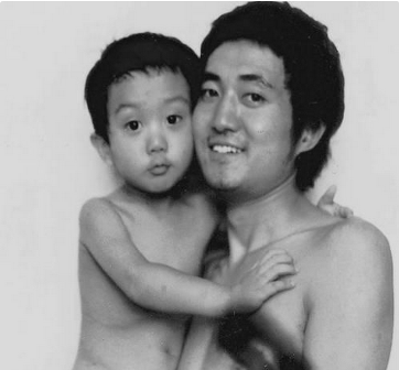 Tian Jun with his son in 1988