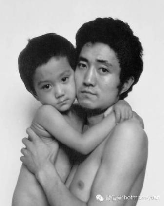 Tian Jun with his son in 1989