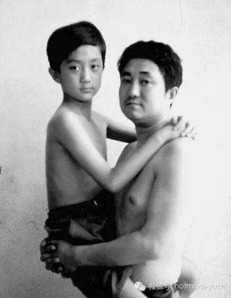 Tian Jun with his son in 1995