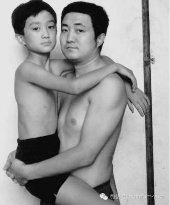 Tian Jun with his son in 1996